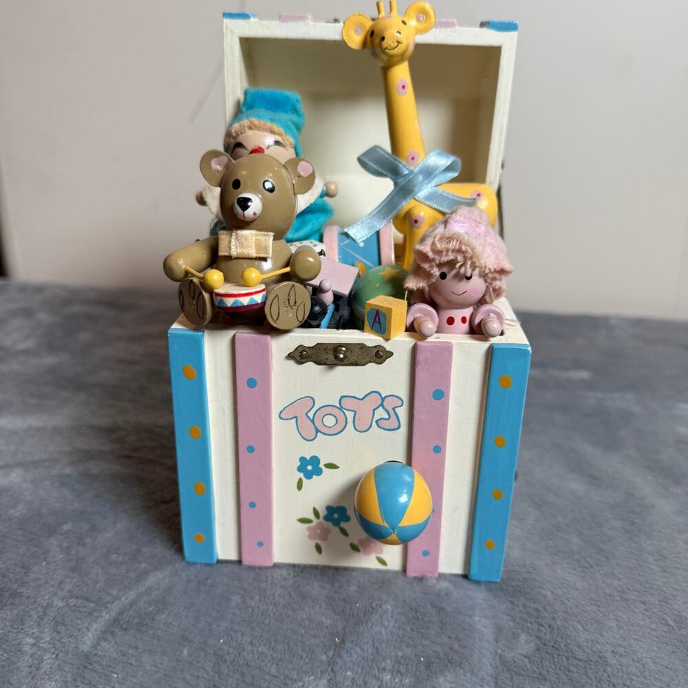 Vintage Enesco Wooden Toy Chest Music Box Working Teddy Bear Giraffe Nursery